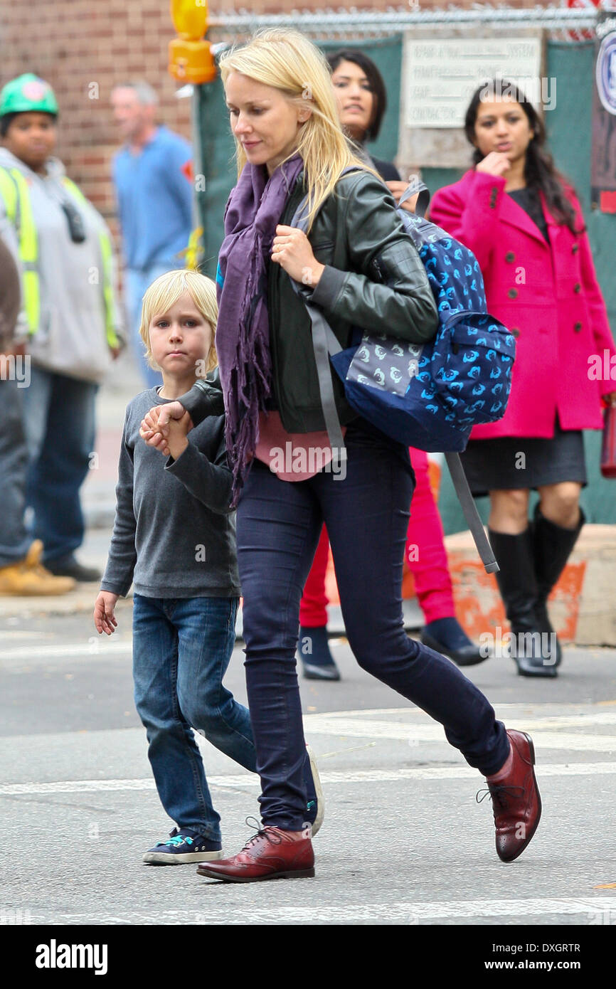 Naomi Watts a piedi con suo figlio Samuel 'Sammy' Kai. Dopo la scuola nel Greenwich Village di Manhattan. NewYork dotate: Naomi Foto Stock