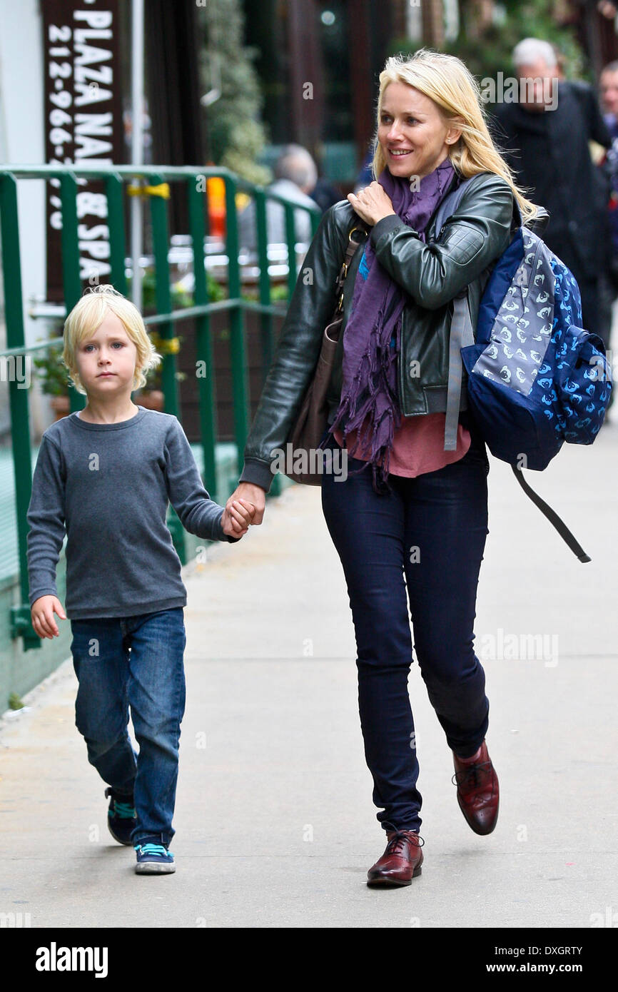 Naomi Watts a piedi con suo figlio Samuel 'Sammy' Kai. Dopo la scuola nel Greenwich Village di Manhattan. NewYork dotate: Naomi Foto Stock