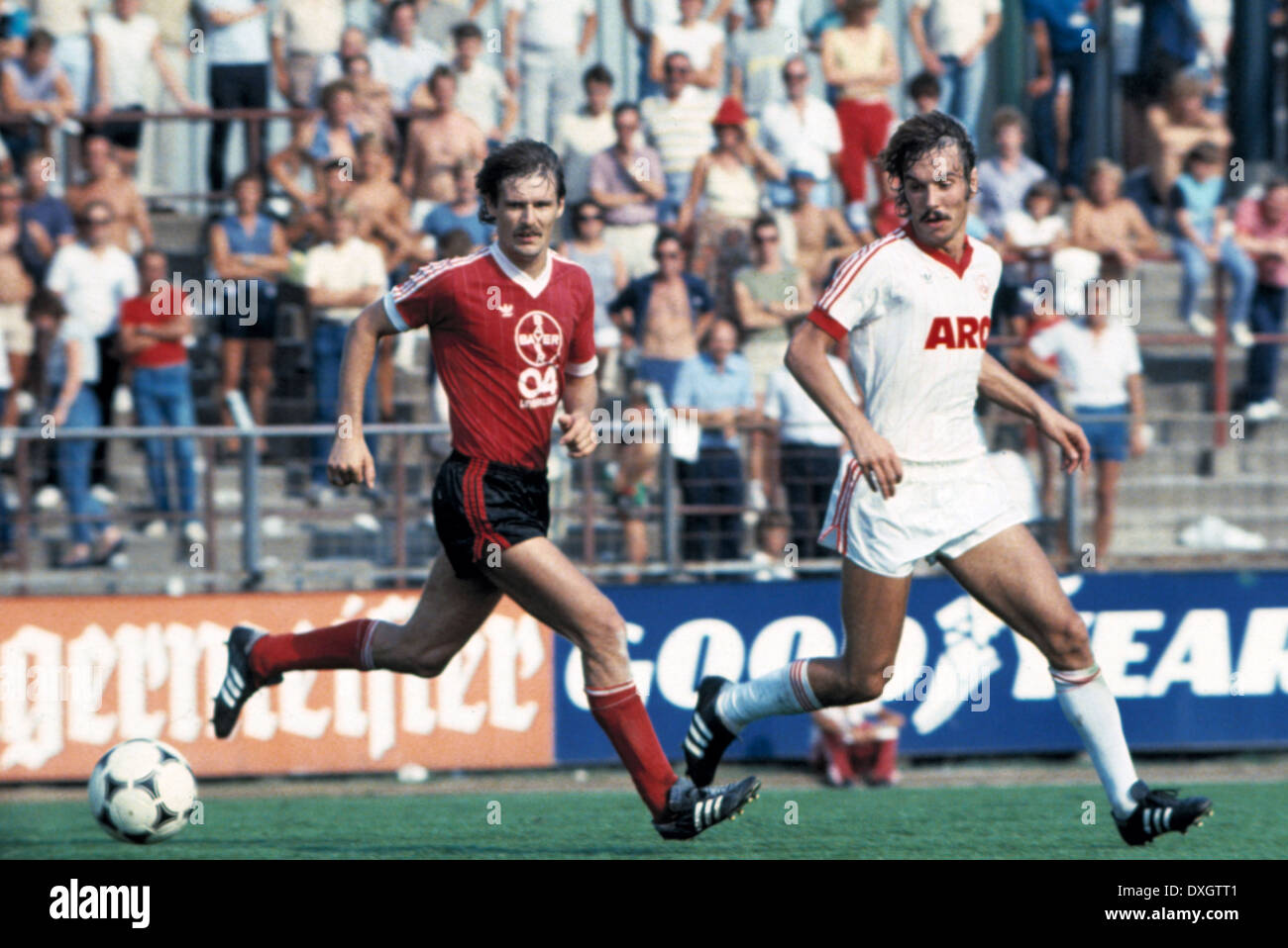 Calcio, Bundesliga, 1983/1984, Ulrich Haberland Stadium, Bayer 04 Leverkusen contro 1. FC Norimberga 3:0, scena del match, Juergen Gelsdorf (Bayer) sinistro e Werner ontrollare (FCN) Foto Stock