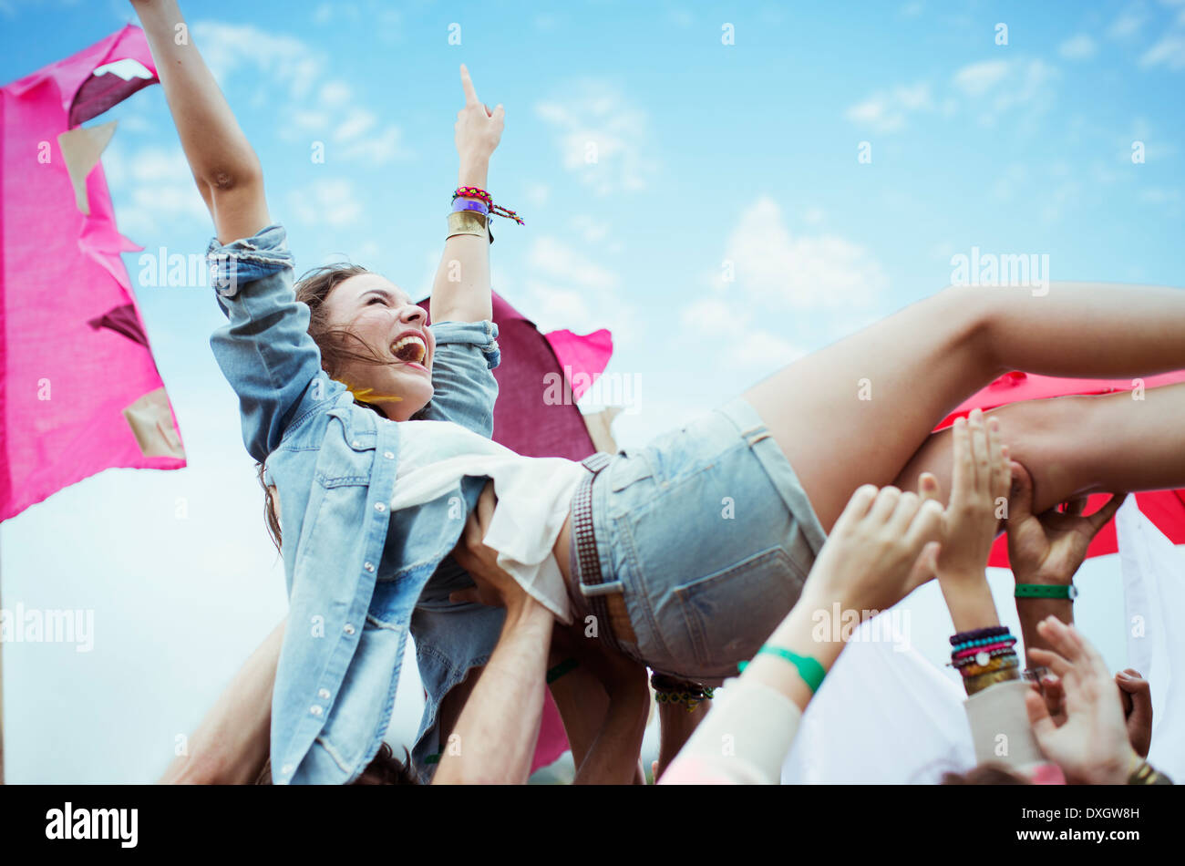 Donna entusiasta folla surf presso il festival di musica Foto Stock