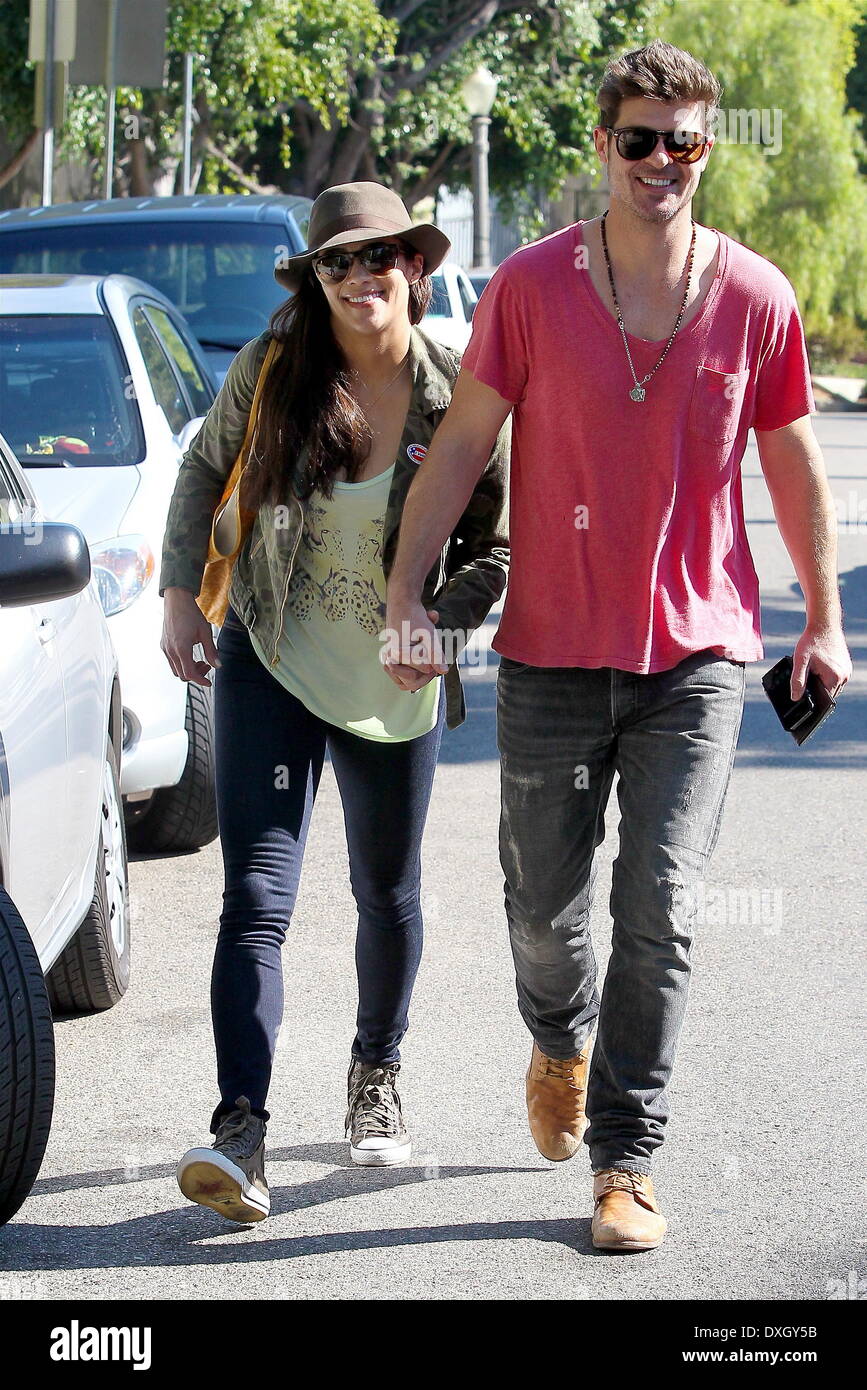 Robin Thicke e la moglie Paula Patton visto fuori e circa dopo il voto per le elezioni presidenziali americane in West Hollywood e Los Angeles, California - 06.11.12 dotate: Robin Thicke e la moglie Paula Patton dove: Stati Uniti quando: 06 Nov 2012 Foto Stock