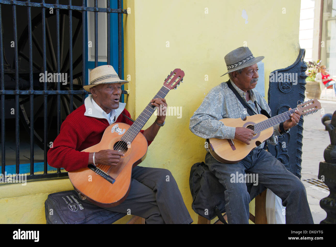 Due uomini la riproduzione di chitarre Vecchia Havana Cuba Foto Stock