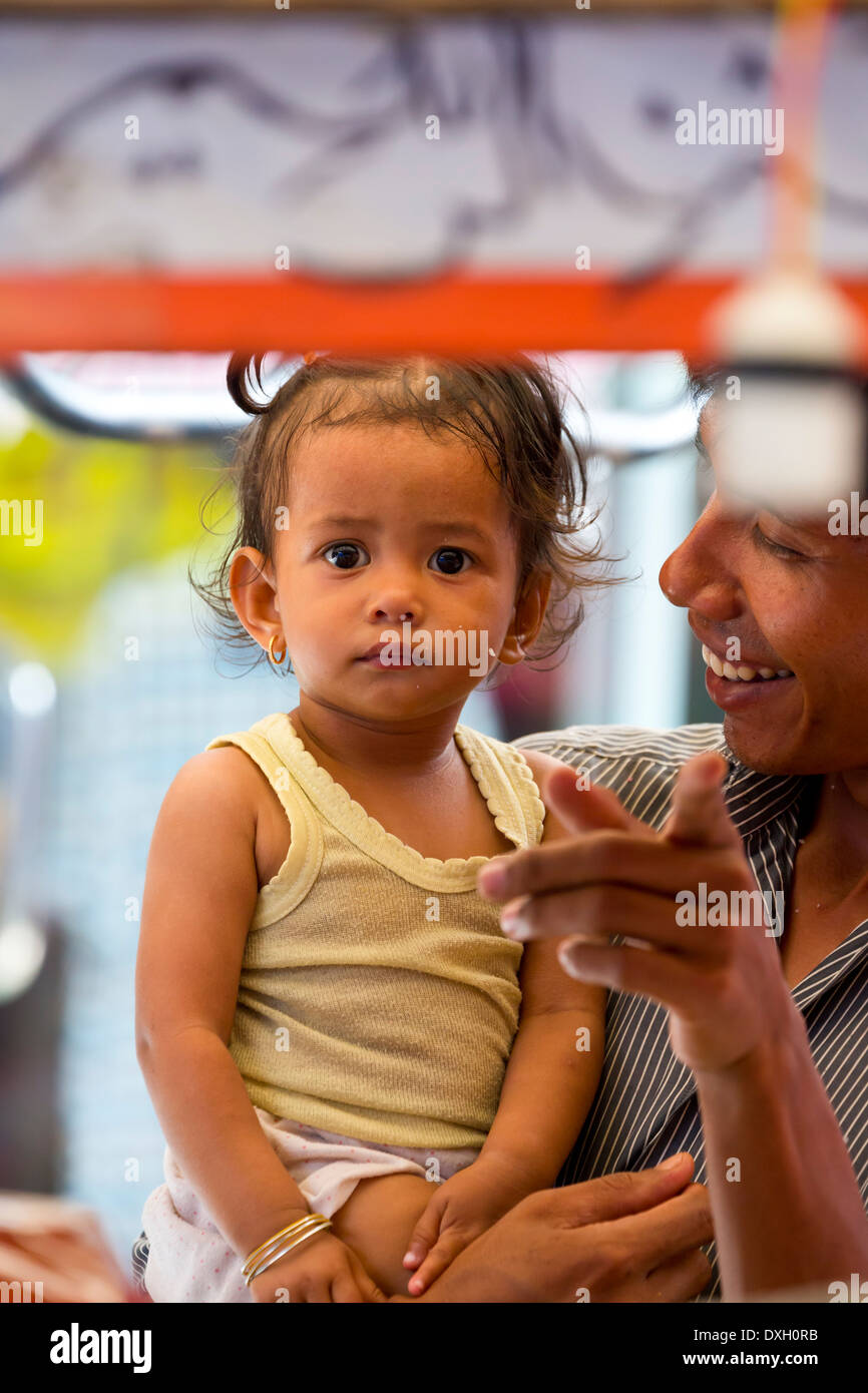 La madre e il bambino in Nagoya, Batam, Indonesia Foto Stock