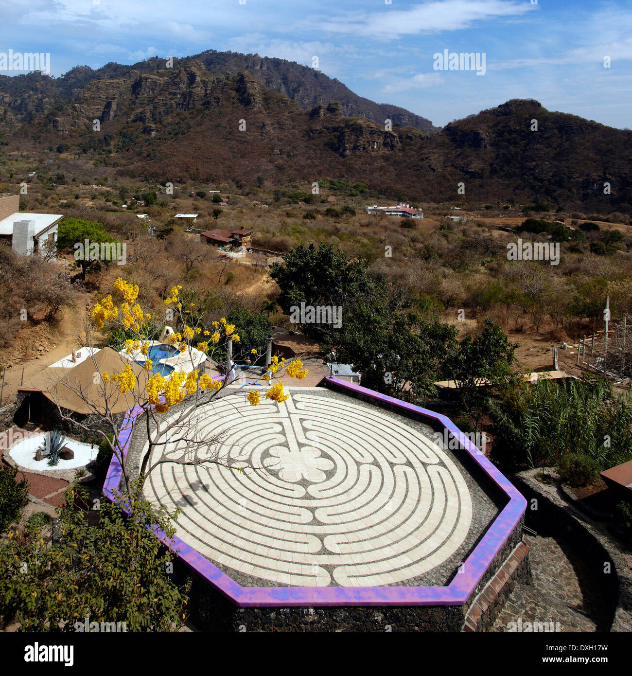 América, Messico, Stato di Morelos, Amatlán village, Hostal de la luz, copia del labirinto di Chartres costruita su di una piramide ottagonale Foto Stock