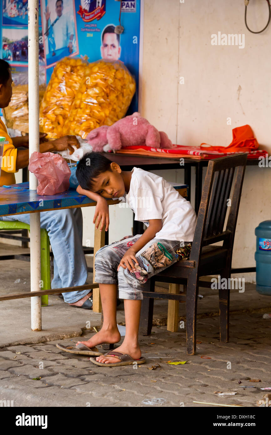 Ragazzo per le strade di Nagoya, Batam, Indonesia Foto Stock