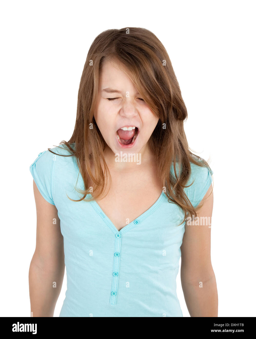 Giovane ragazza urlando, isolato su bianco Foto Stock