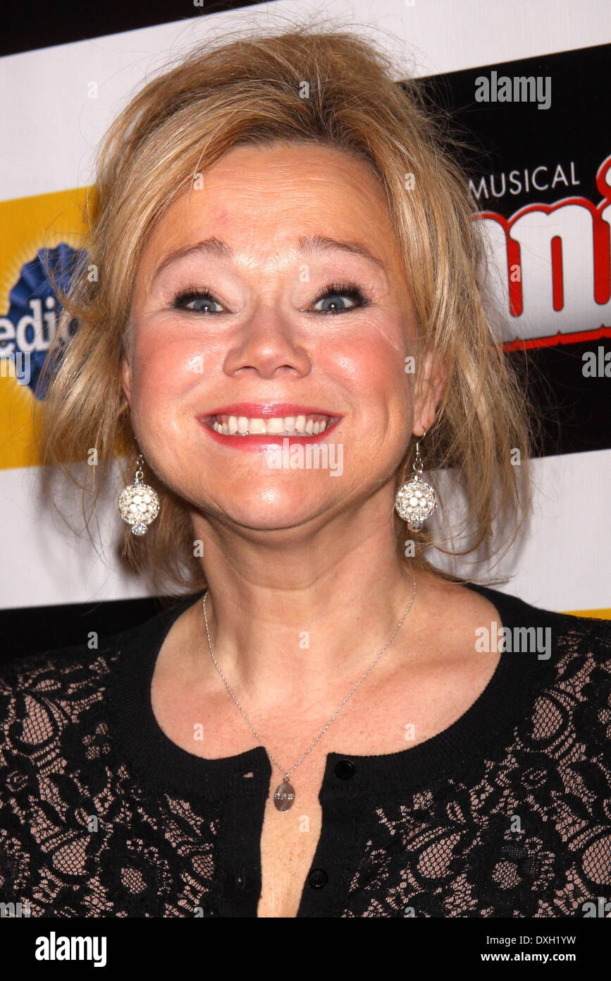 Caroline Rhea apertura notturna del musical di Broadway 'Annie' presso il Palace Theatre - Arrivi. Dotato di: Caroline Rhea dove: n Foto Stock