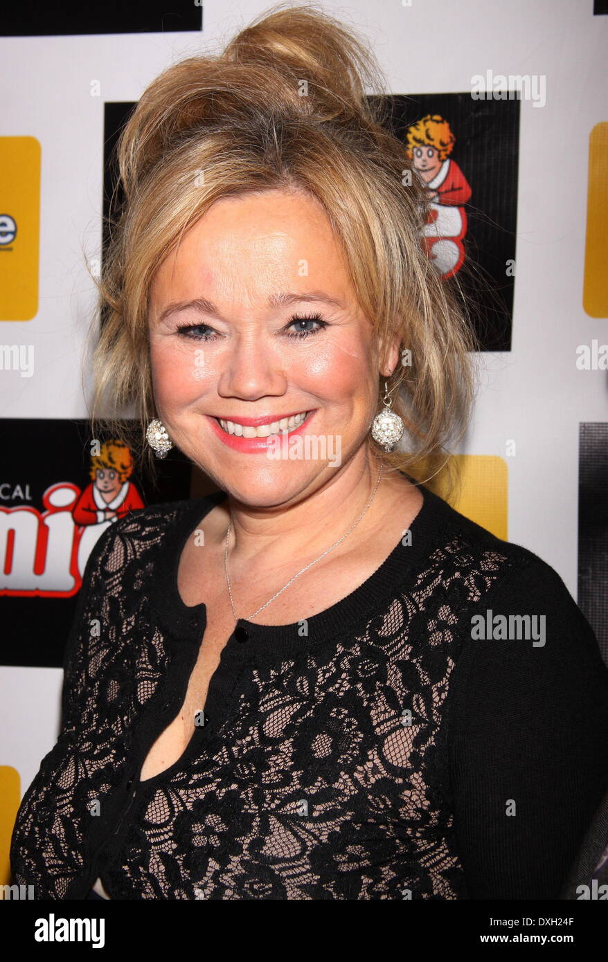 Caroline Rhea apertura notturna del musical di Broadway 'Annie' presso il Palace Theatre - Arrivi. Dotato di: Caroline Rhea dove: n Foto Stock