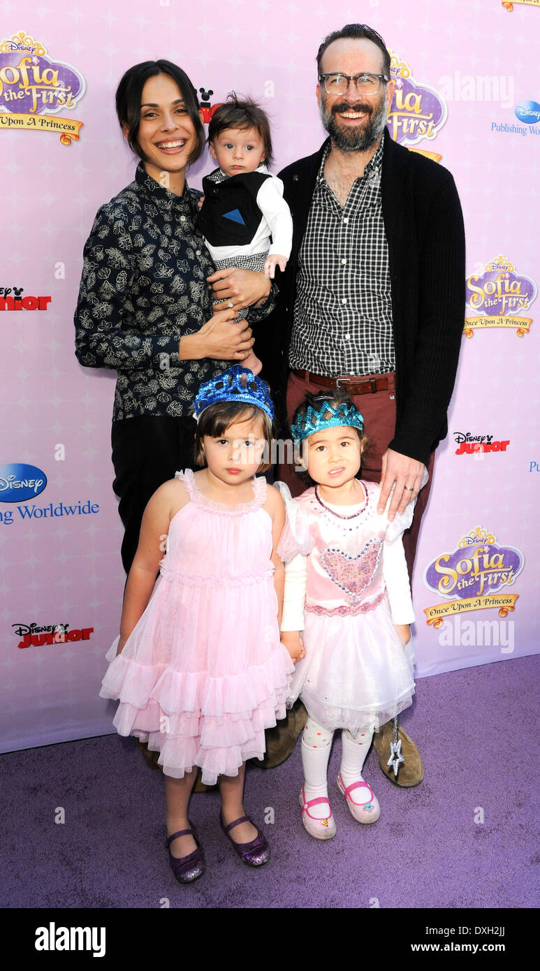 Jason Lee con sua moglie Ceren Alkac, figlio Sonny e la figlia di Casper Los Angeles premiere di Disney Channel "ofia prima: una volta su di una Principessa" presso il Walt Disney Studios - Gli arrivi di Burbank, California - 10.11.12 con: Jason Lee con sua moglie Ceren Alkac,figlio Sonny e la figlia di Casper quando: 10 Nov 2012 Foto Stock