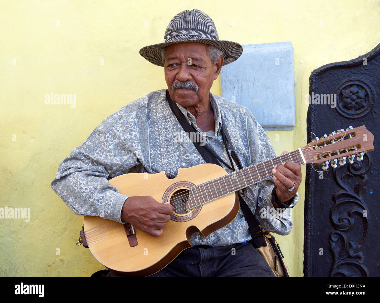 Musicista suonando la chitarra Vecchia Havana Cuba Foto Stock
