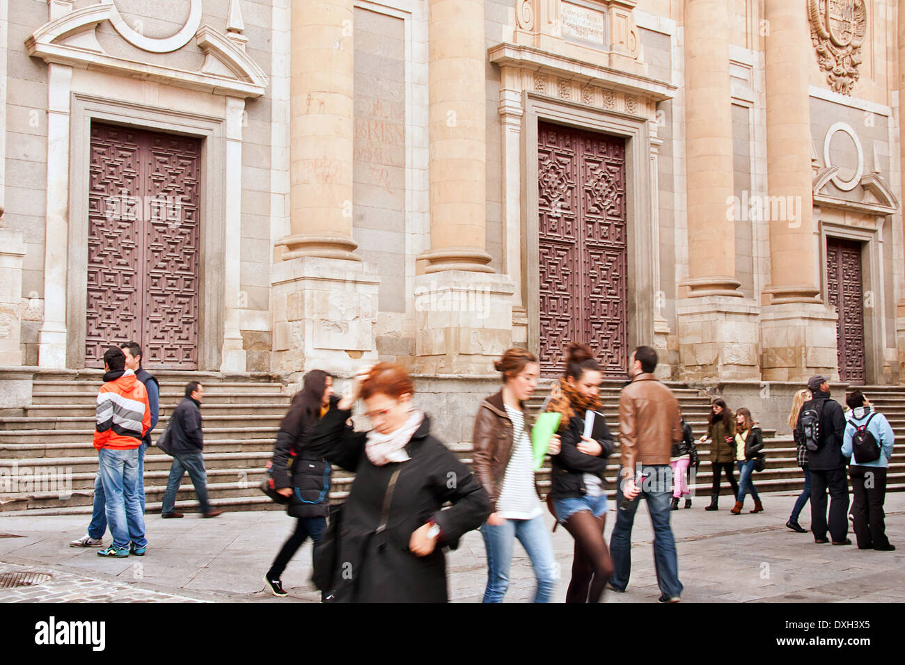 Gli studenti di fronte Clerecia chiesa. Salamanca Foto Stock