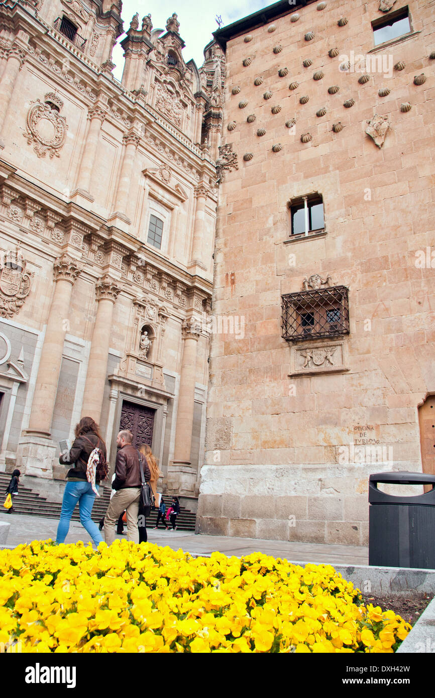 Casa de las Conchas e chiesa Clerecia, Salamanca Foto Stock