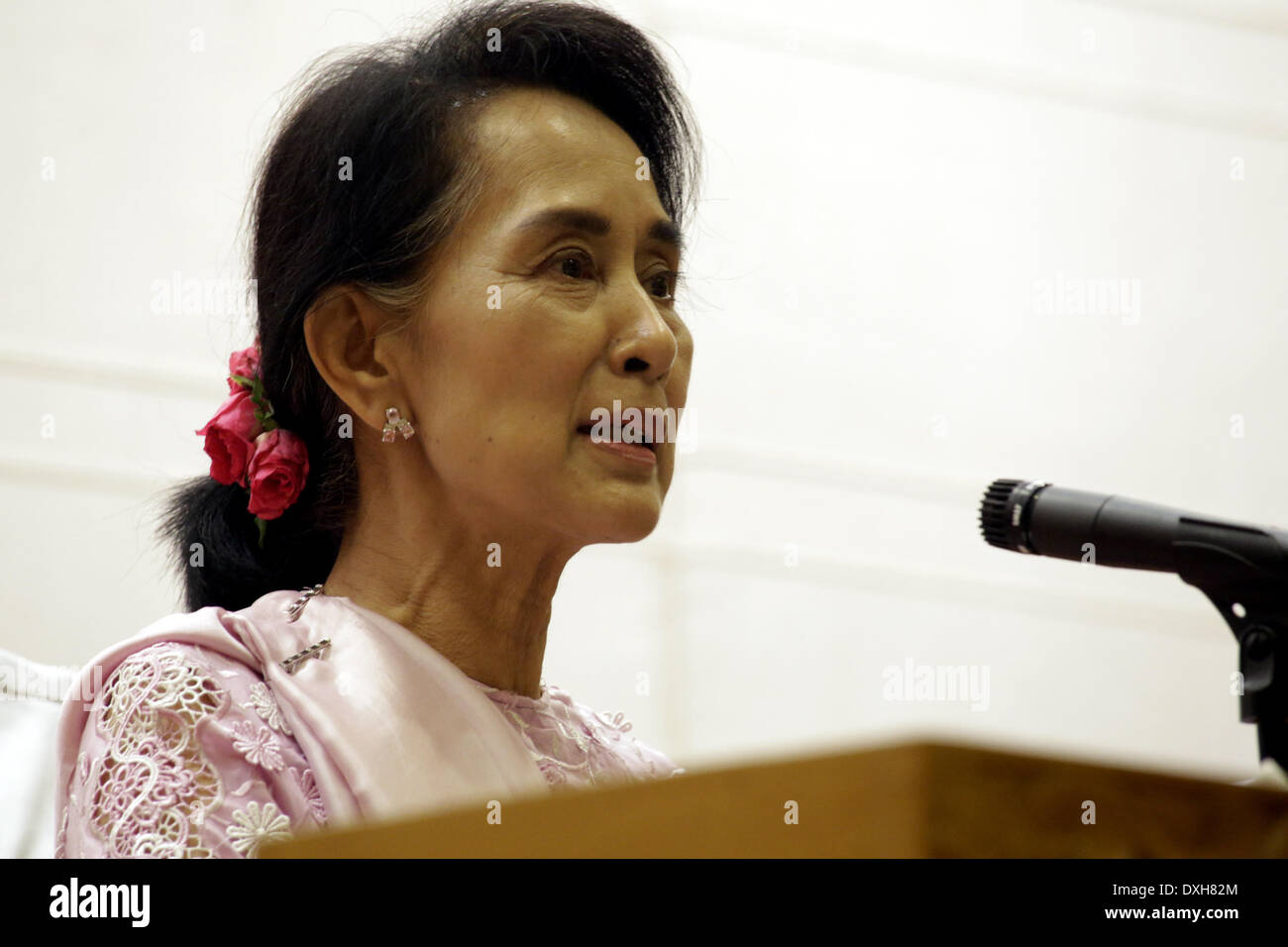 No Gen. Pyi Taw, Myanmar. 26 Mar, 2014. Aung San Suu Kyi, leader del Myanmar la Lega nazionale per la democrazia (NLD), parla ai media durante una conferenza stampa dopo l'ultimo giorno della nona sessione ordinaria dell'Unione europeo in Nay Gen. Pyi Taw, Myanmar, Marzo 26, 2014. Credito: U Aung/Xinhua/Alamy Live News Foto Stock