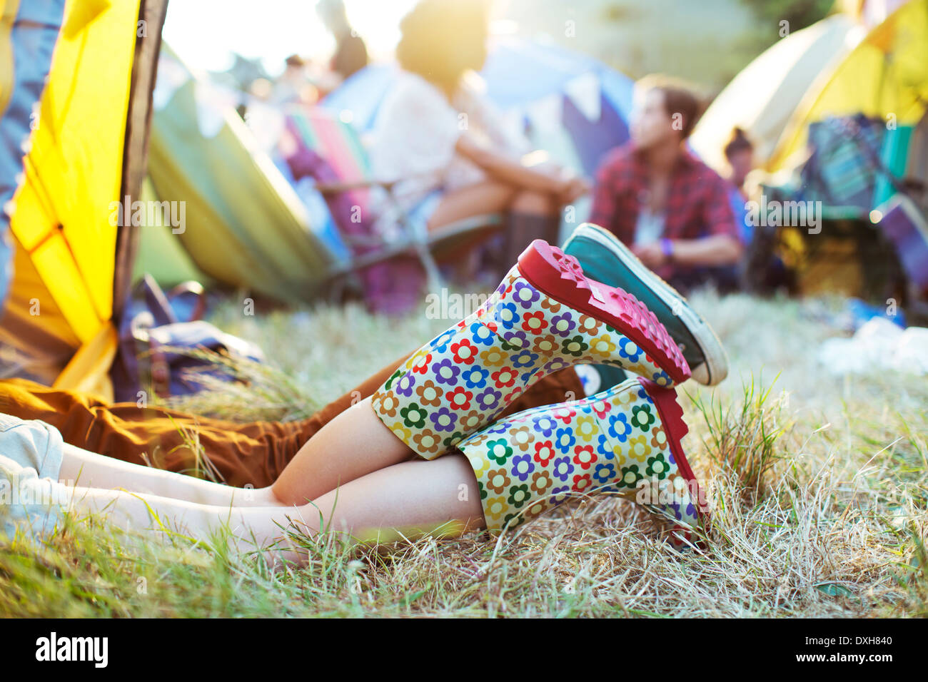 CoupleÍs gambe sporgenti di tenda al festival di musica Foto Stock