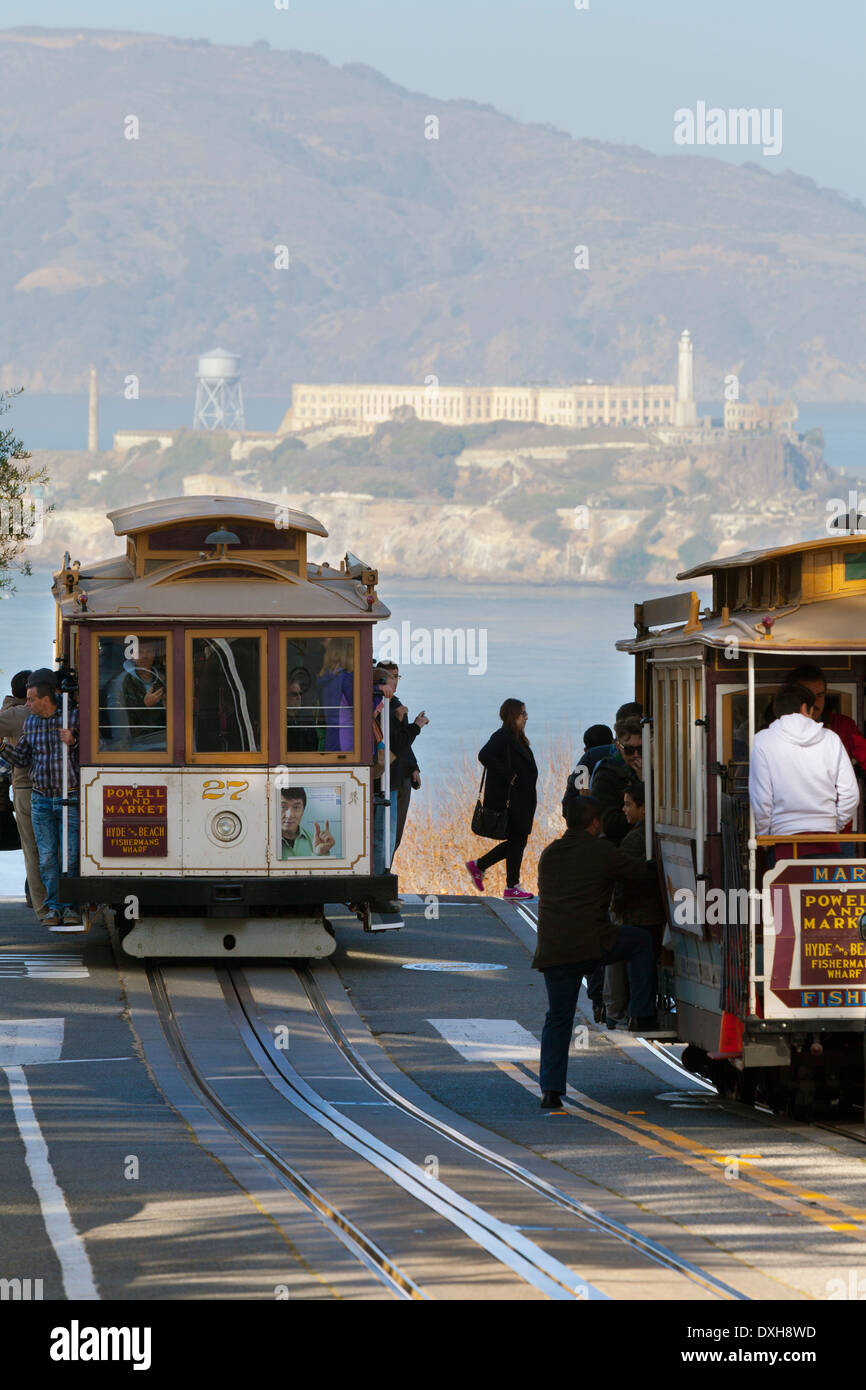Cavo storico Auto con Alcatraz in background, San Francisco, California, Stati Uniti d'America Foto Stock