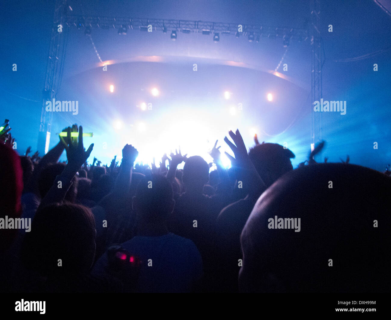 Silhouette di folla affacciata allo stadio di festival di musica Foto Stock