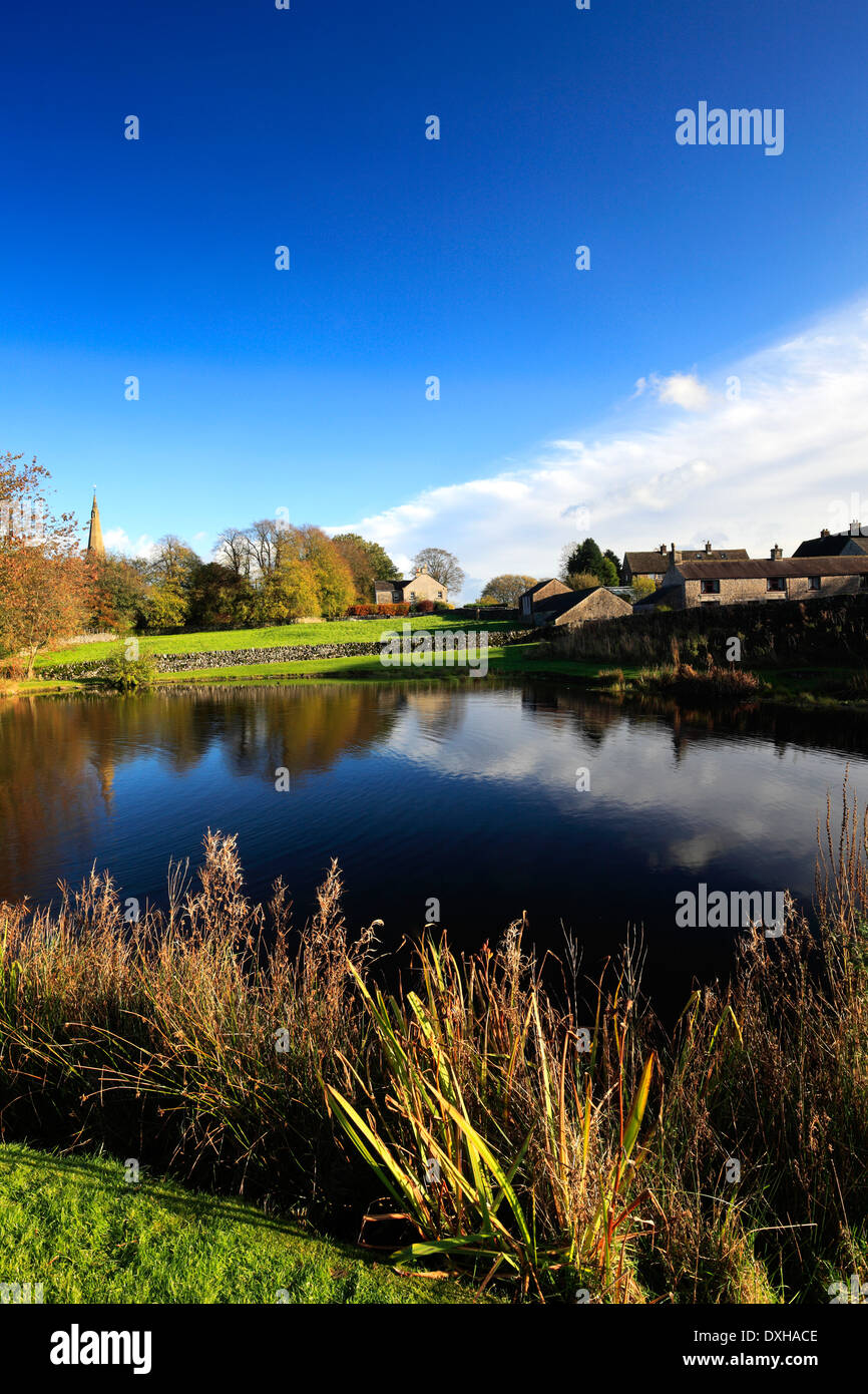 In autunno, St Leonards chiesa parrocchiale, laghetto, Monyash village, Parco Nazionale di Peak District, Derbyshire, England, Regno Unito Foto Stock