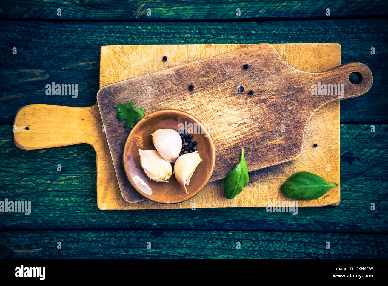 I taglieri e spezie sul tavolo di legno Foto Stock