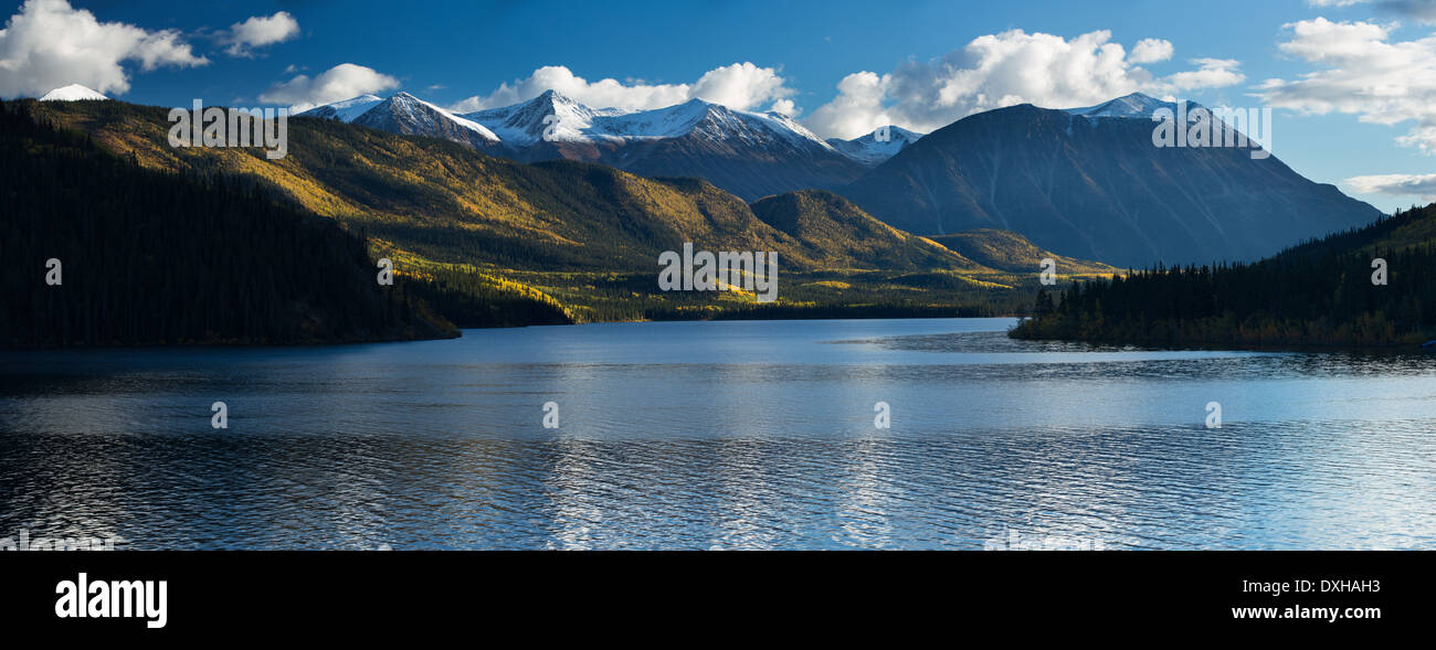 Lago Tushti & Young picco, British Columbia, Canada Foto Stock