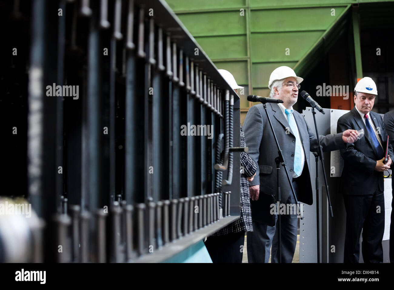 Ostrava, Repubblica Ceca. 26 Mar, 2014. Società di ingegneria gruppo Vitkovice Machinery Group ha presentato un modulo campione per il AP1000 Power Plant, che sarebbe prodotta se la società Westinghouse Electric Company assegnerà il contratto per il completamento della centrale nucleare di Temelin. I rappresentanti di entrambe le società hanno anche annunciato che avevano prorogato l'accordo sui futuri contratti relativi a questo contratto. Nella foto la seconda da sinistra il presidente di Europa a Westinghouse Yves Brachet in Ostrava, Repubblica ceca, 26 marzo 2014. © Petr Sznapka/CTK foto/Alamy Live News Foto Stock