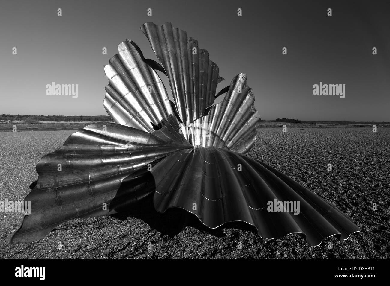 Il guscio di capesante scultura di Maggie Hambling, spiaggia ghiaiosa Aldeburgh città, contea di Suffolk, East Anglia, Inghilterra. Foto Stock