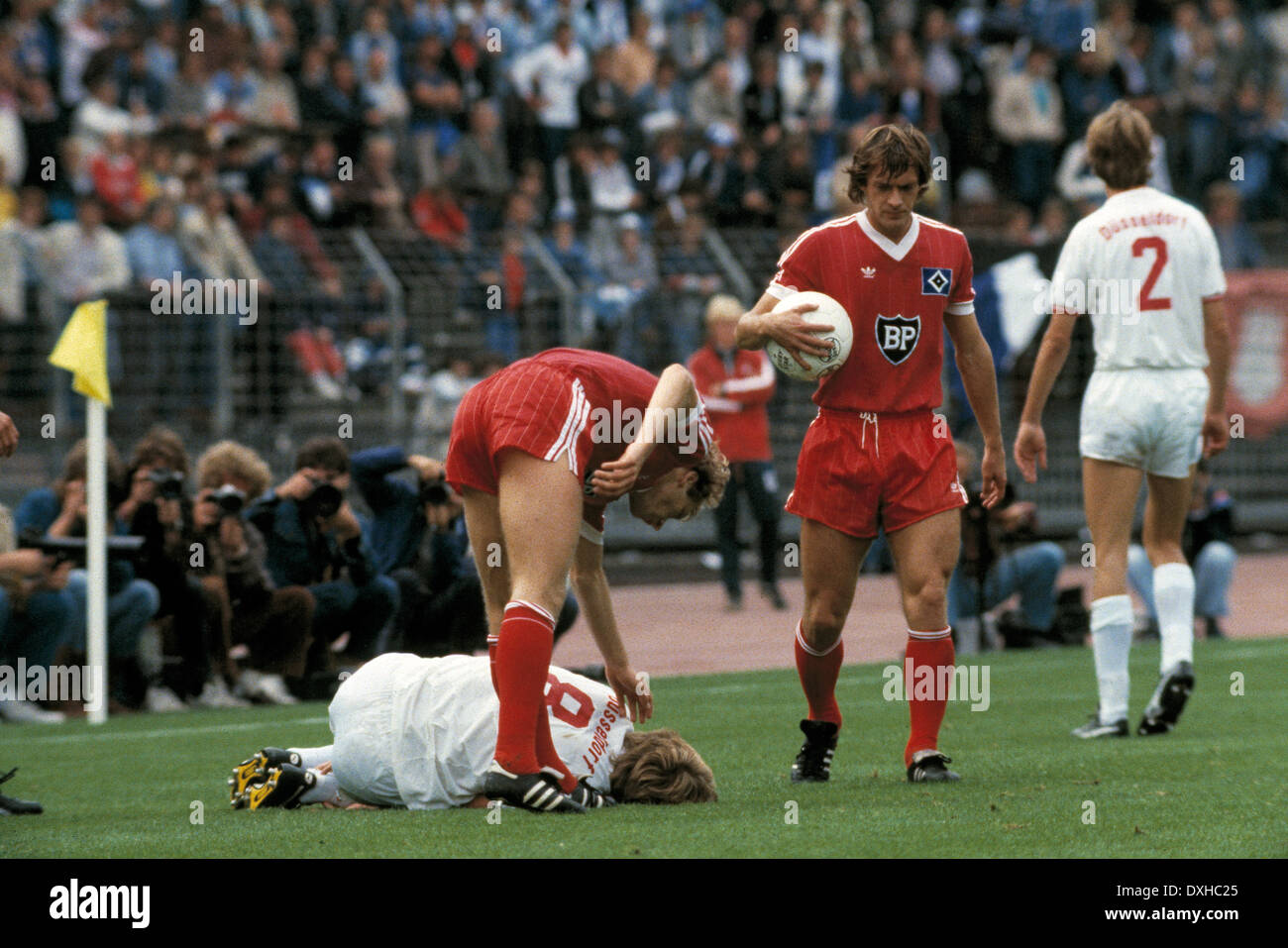 Calcio, Bundesliga, 1983/1984, Reno Stadium, Fortuna Duesseldorf contro Hamburger SV 2:3, scena della partita, una fortuna giocatore ferito arenarsi, Wolfgang Rolff (HSV) si prende cura di lui, 2.F.R. Bernd Wehmeyer (HSV) Foto Stock