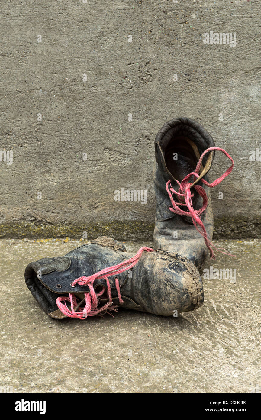 Dirty old black scarpe di cuoio. Foto Stock