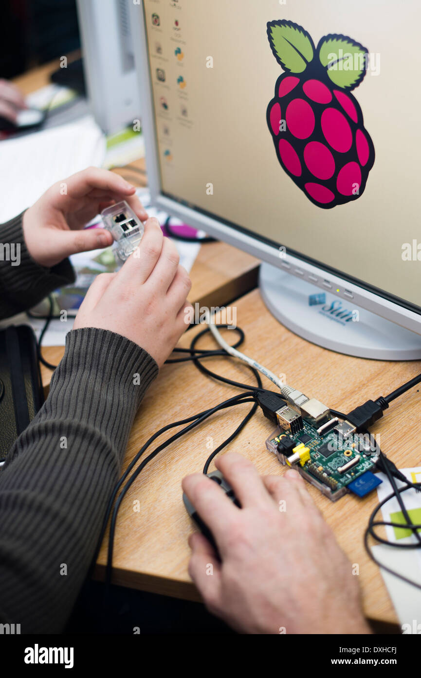 Gli adolescenti in un computer di classe workshop di scrittura del codice e imparare a programmare lampone pi semplice Single Board Computer uk Foto Stock