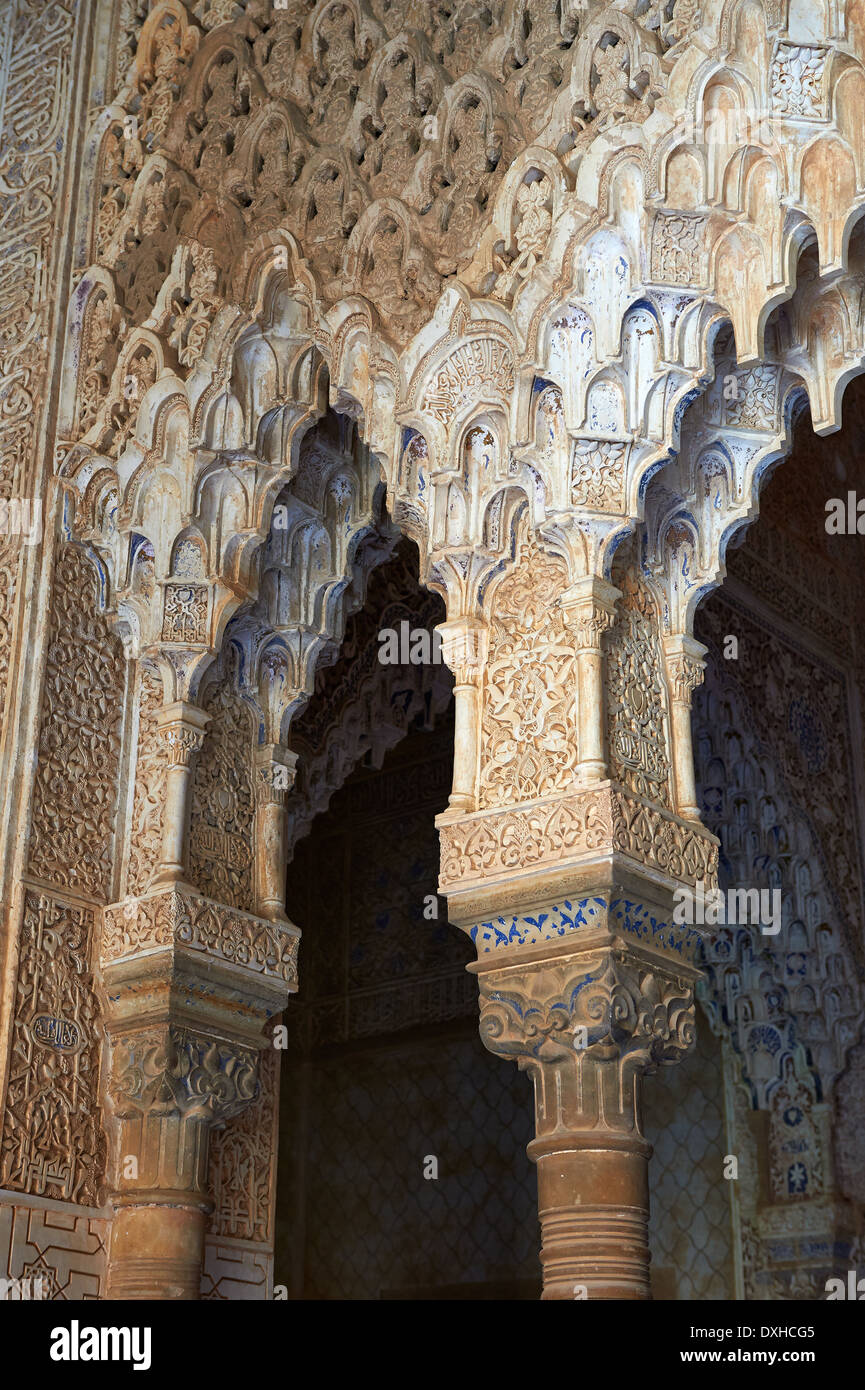 Arabesque stalattiti moresco o massimali morcabe, Palacios Nazaries dell'Alhambra. Granada, Andalusia, Spagna. Foto Stock