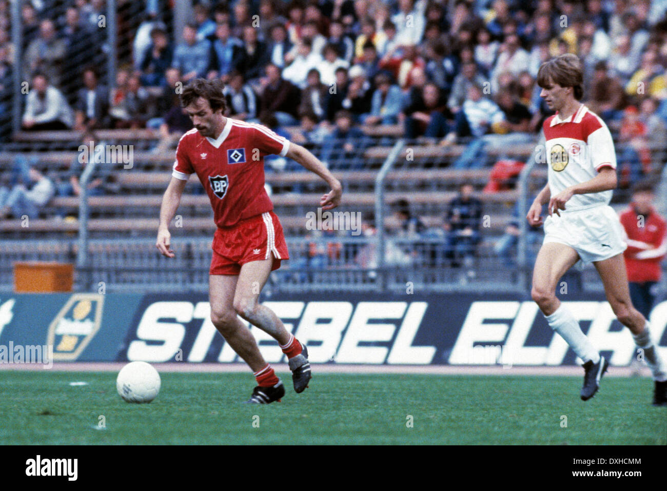 Calcio, Bundesliga, 1983/1984, Reno Stadium, Fortuna Duesseldorf contro Hamburger SV 2:3, scena del match, Juergen Groh (HSV) in possesso palla, destra Manfred Bockenfeld (Fortuna) Foto Stock