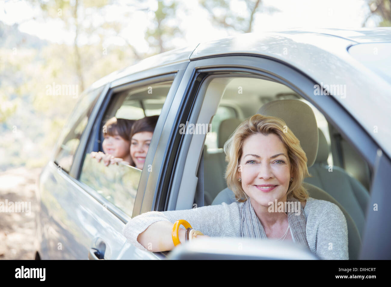 Ritratto di nonna felice e i nipoti a windows auto Foto Stock
