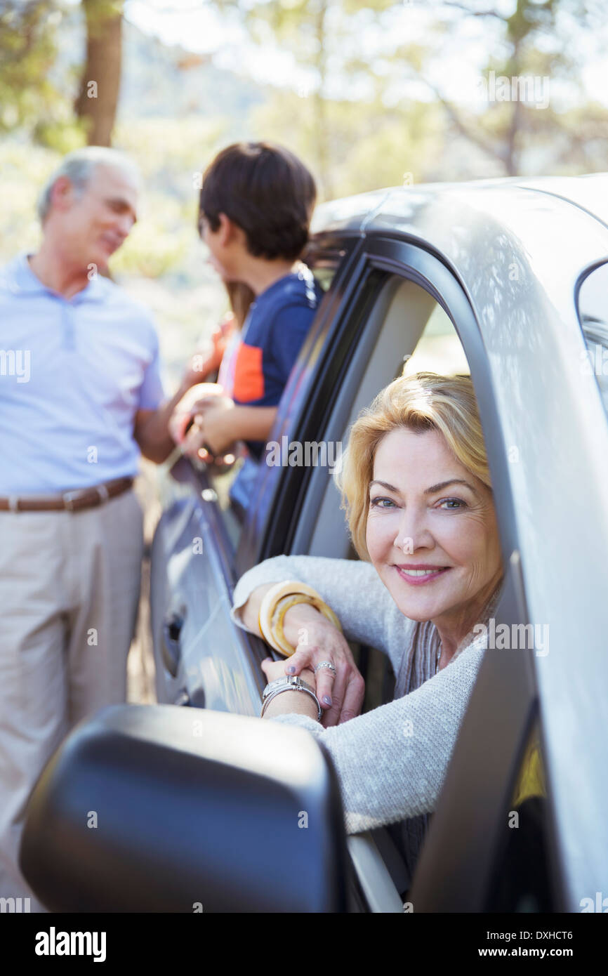 Nonni e nipoti dentro e fuori dall'auto Foto Stock