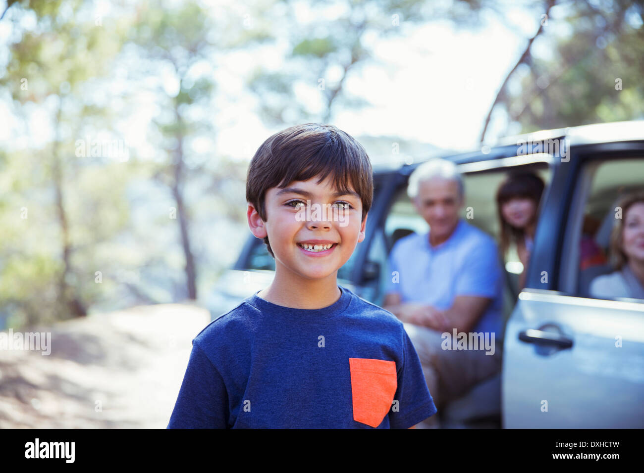 Ritratto di ragazzo sorridente fuori dall'auto Foto Stock