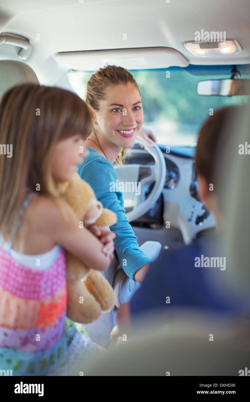 La famiglia felice all'interno dell'auto Foto Stock