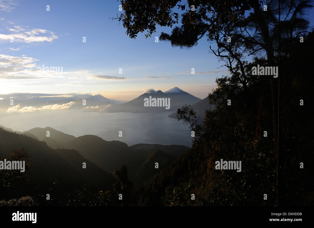 Volcan Toliman, 3153m, e dietro di esso, Volcan Atltlan, 3525m sul lago Atitlan dal Parque Ecologico Chuirxmola regionale Foto Stock
