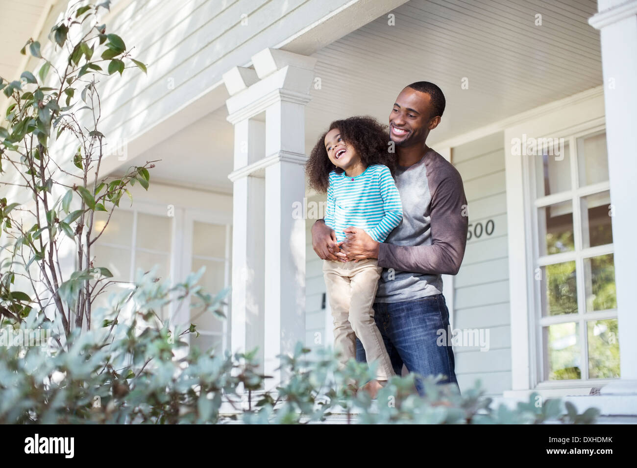 Felice padre e figlia sul portico Foto Stock