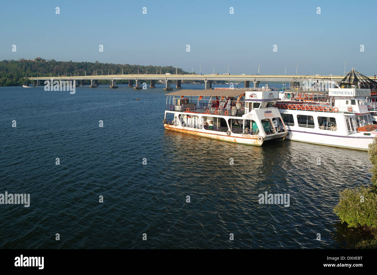 Barche e navi al fiume Mandovi,Goa, India Foto Stock