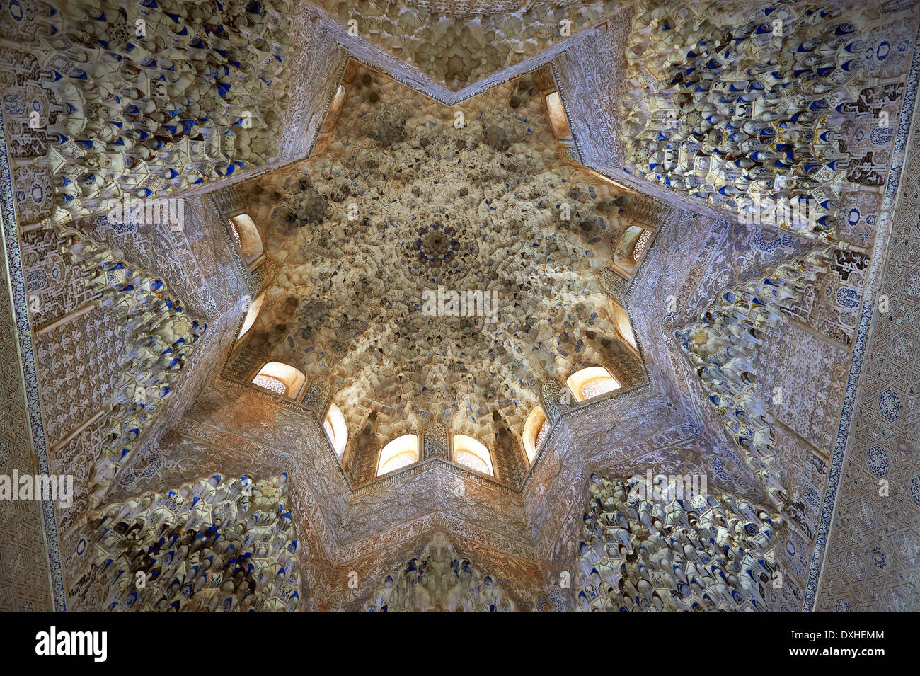 Arabesque stalattiti moresco o morcabe soffitto nella Sala delle Due Sorelle, Palacios Nazaries Alhambra. Granada Foto Stock