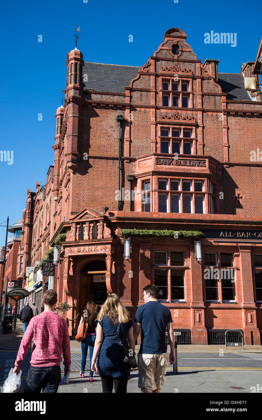 Tutti i bar un pub nel vecchio edificio della banca, Wimbledon Hill Road, London, Regno Unito Foto Stock