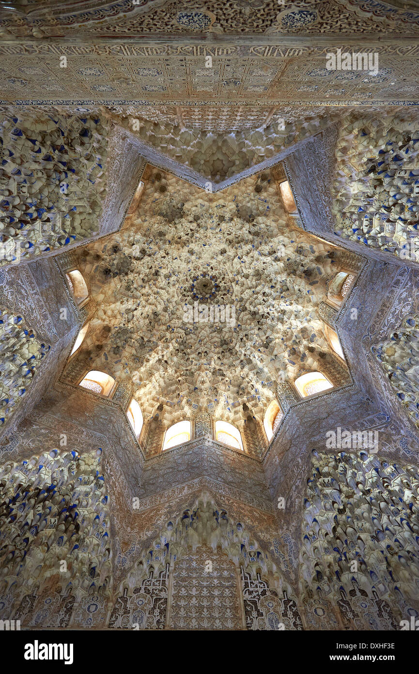 Arabesque stalattiti moresco o morcabe soffitto nella Sala delle Due Sorelle, Palacios Nazaries Alhambra. Granada Foto Stock