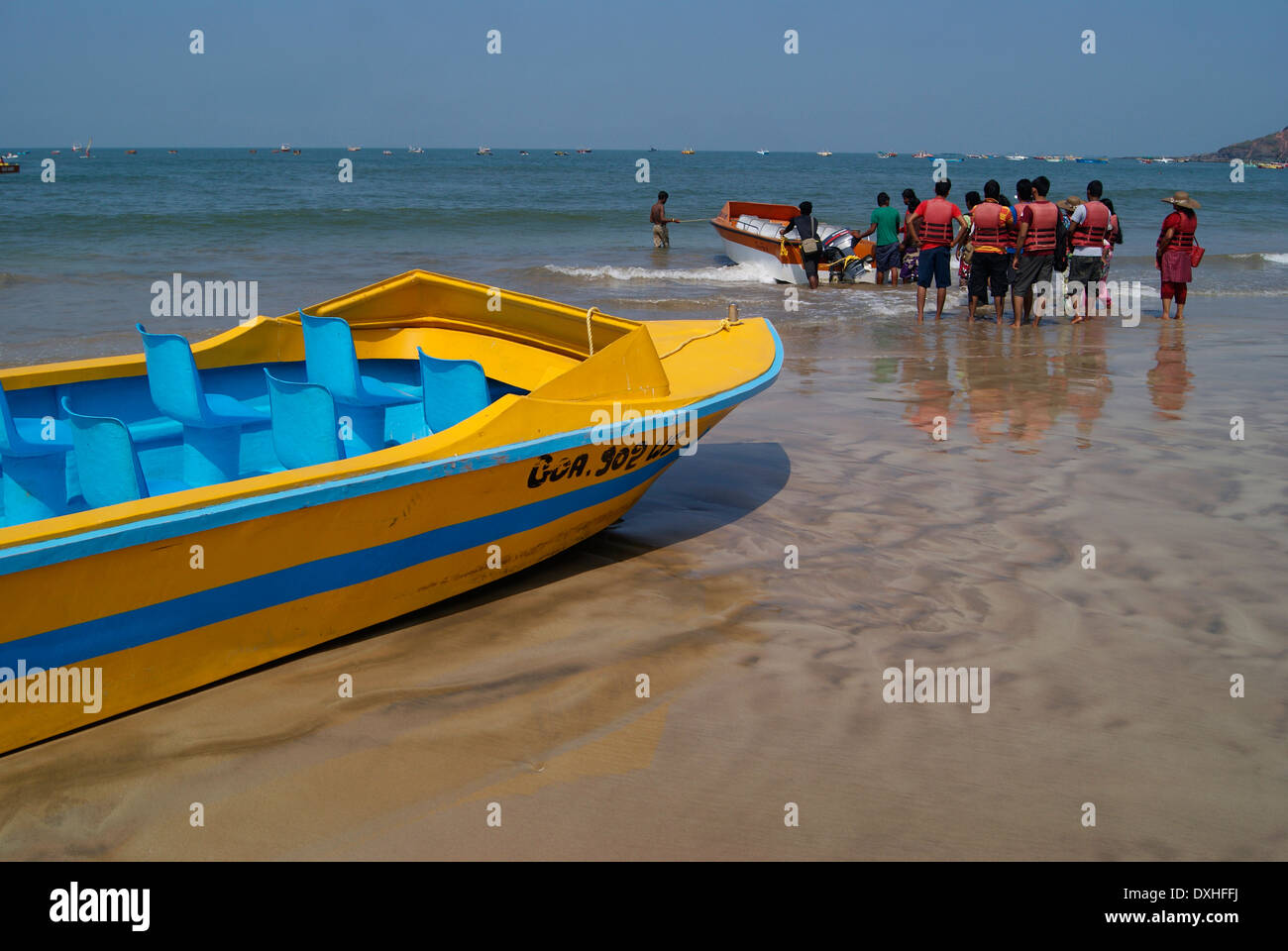 Goa Beach Goa Barca e Goa barca godendo i turisti a Baga Beach Goa in India Foto Stock