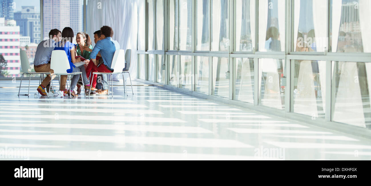 Creative business meeting persone in cerchio di sedie Foto Stock
