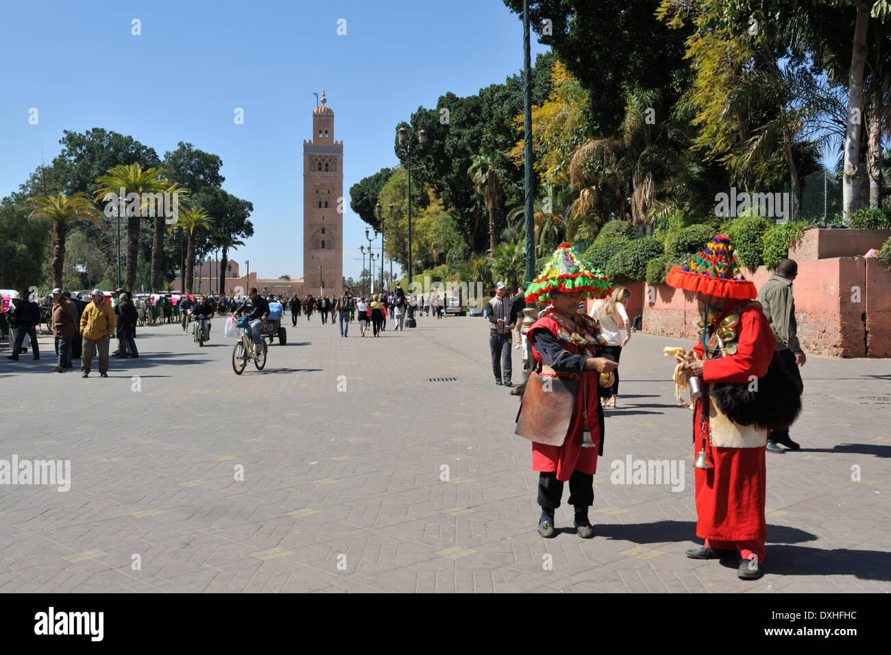 Due tradizionalmente condita acqua venditori in piazza Jemaa el Fna con la Moschea di Koutoubia in background, Marrakech, Marocco, Africa del Nord Foto Stock