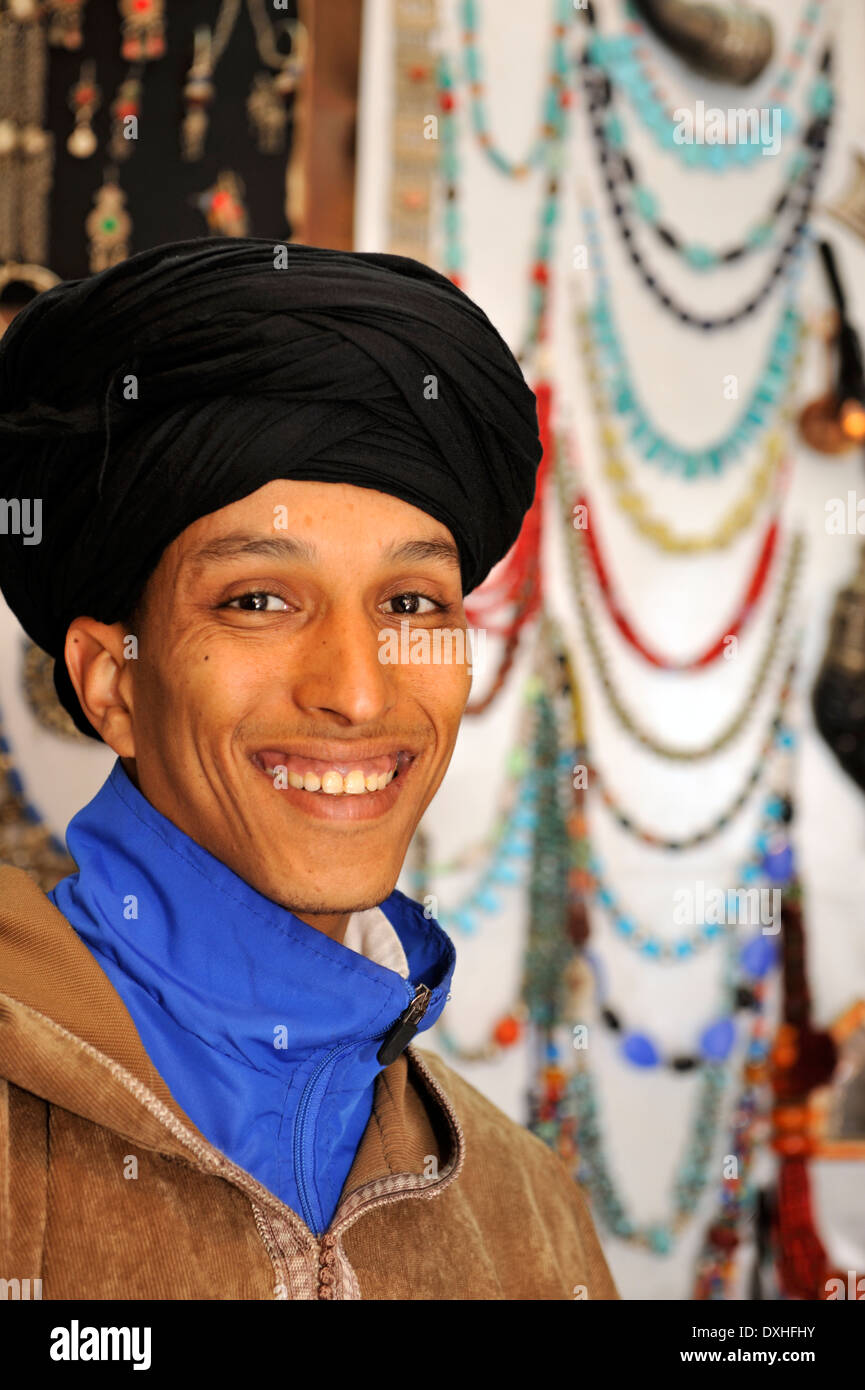 Ritratto di giovane uomo marocchino indossando turbante Foto Stock