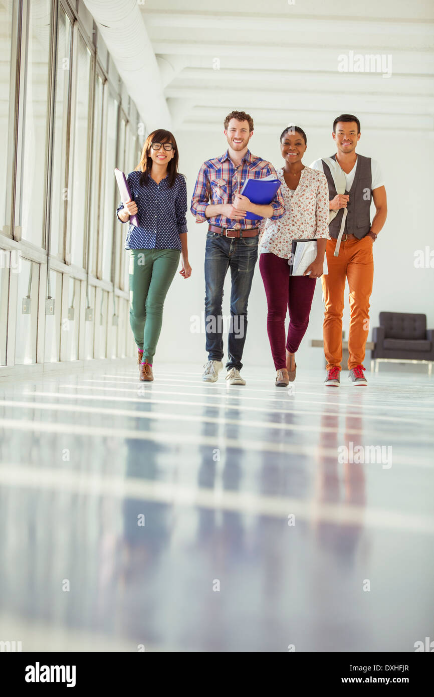 Ritratto di attività creativa la gente camminare nel corridoio di sole Foto Stock