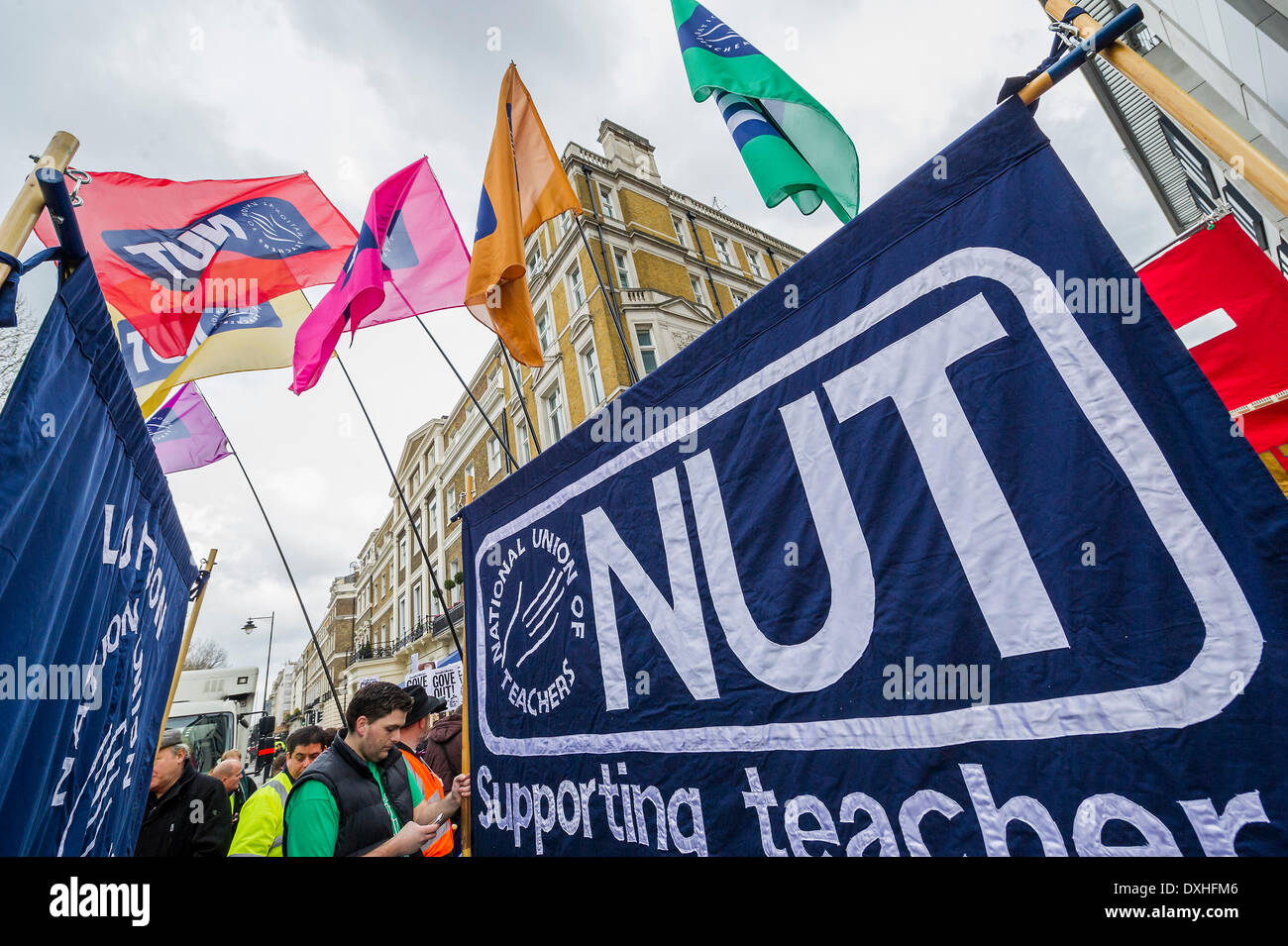 Londra, UK . 26 Mar, 2014. Il dado conduce a uno sciopero nazionale azione in Inghilterra e Galles. Marche e raduni sono detenuti in tutto il paese, compreso questo dal Broadcasting House a Downing Street, Whitehall. L'Unione afferma l'azione viene preso contro: un eccessivo carico di lavoro burocratico e; le prestazioni relative a pagamento e in difesa di un cittadino nella scala retributiva sistema; pensione sleale modifiche. Christine soffiante, Segretario Generale dell Unione Nazionale degli insegnanti, il più grande degli insegnanti' unione detta: "Insegnanti profondamente dispiaciuto per i disagi causati da questa azione di colpo per i genitori e gli insegnanti. © Foto Stock