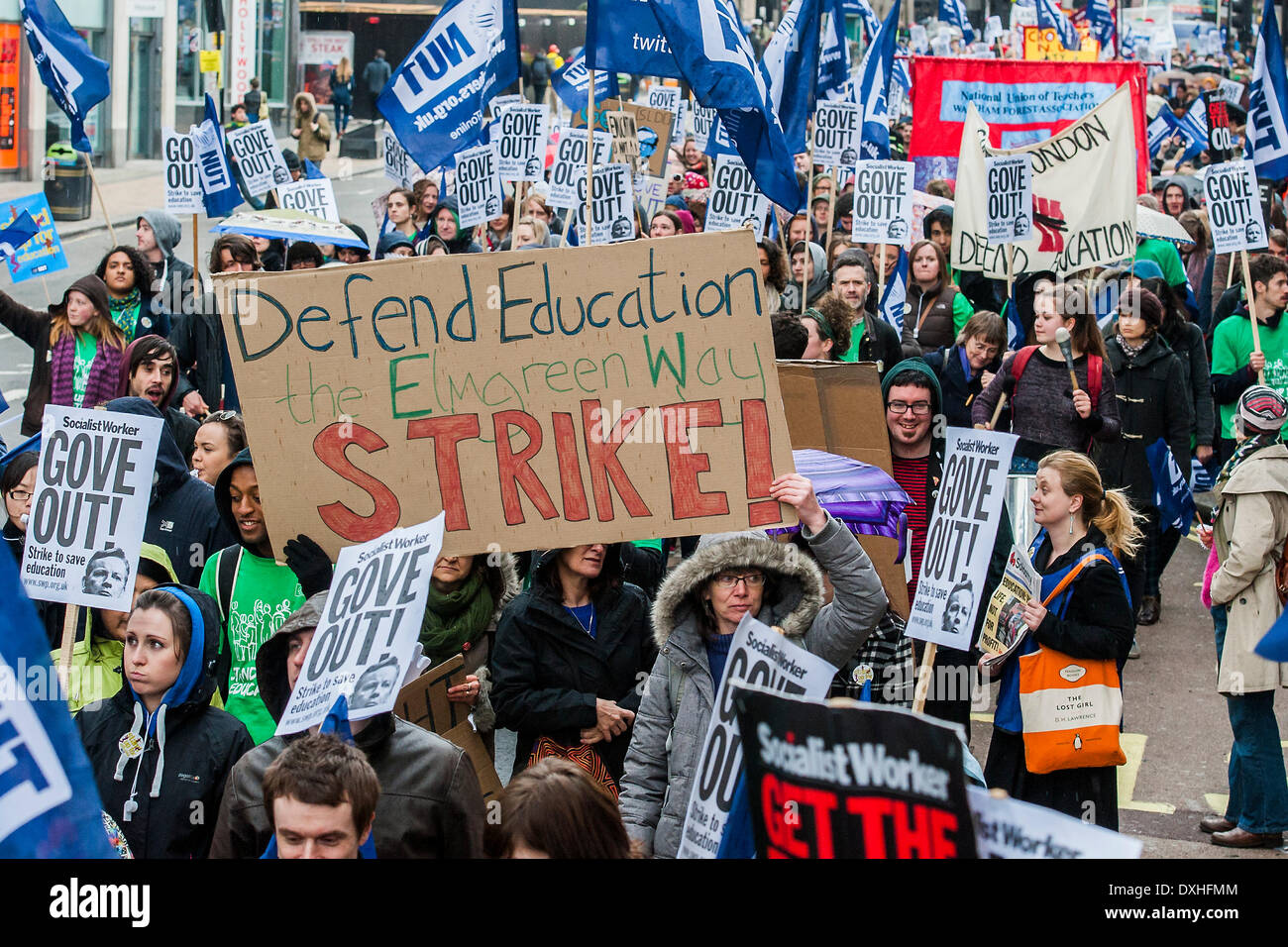Londra, UK . 26 Mar, 2014. Il dado conduce a uno sciopero nazionale azione in Inghilterra e Galles. Marche e raduni sono detenuti in tutto il paese, compreso questo dal Broadcasting House a Downing Street, Whitehall. L'Unione afferma l'azione viene preso contro: un eccessivo carico di lavoro burocratico e; le prestazioni relative a pagamento e in difesa di un cittadino nella scala retributiva sistema; pensione sleale modifiche. Christine soffiante, Segretario Generale dell Unione Nazionale degli insegnanti, il più grande degli insegnanti' unione detta: "Insegnanti profondamente dispiaciuto per i disagi causati da questa azione di colpo per i genitori e gli insegnanti. © Foto Stock