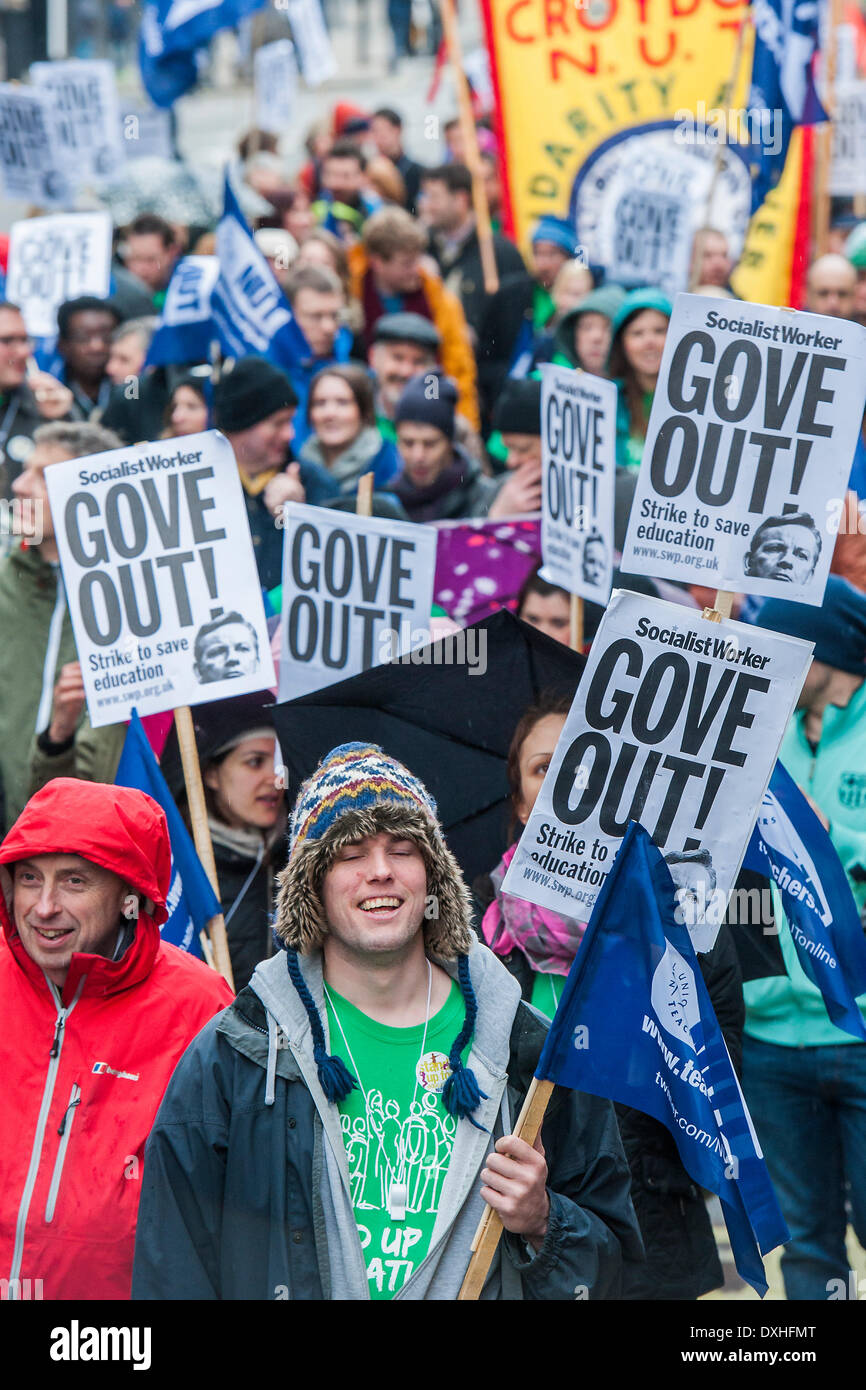 Londra, UK . 26 Mar, 2014. Il dado conduce a uno sciopero nazionale azione in Inghilterra e Galles. Marche e raduni sono detenuti in tutto il paese, compreso questo dal Broadcasting House a Downing Street, Whitehall. L'Unione afferma l'azione viene preso contro: un eccessivo carico di lavoro burocratico e; le prestazioni relative a pagamento e in difesa di un cittadino nella scala retributiva sistema; pensione sleale modifiche. Christine soffiante, Segretario Generale dell Unione Nazionale degli insegnanti, il più grande degli insegnanti' unione detta: "Insegnanti profondamente dispiaciuto per i disagi causati da questa azione di colpo per i genitori e gli insegnanti. © Foto Stock