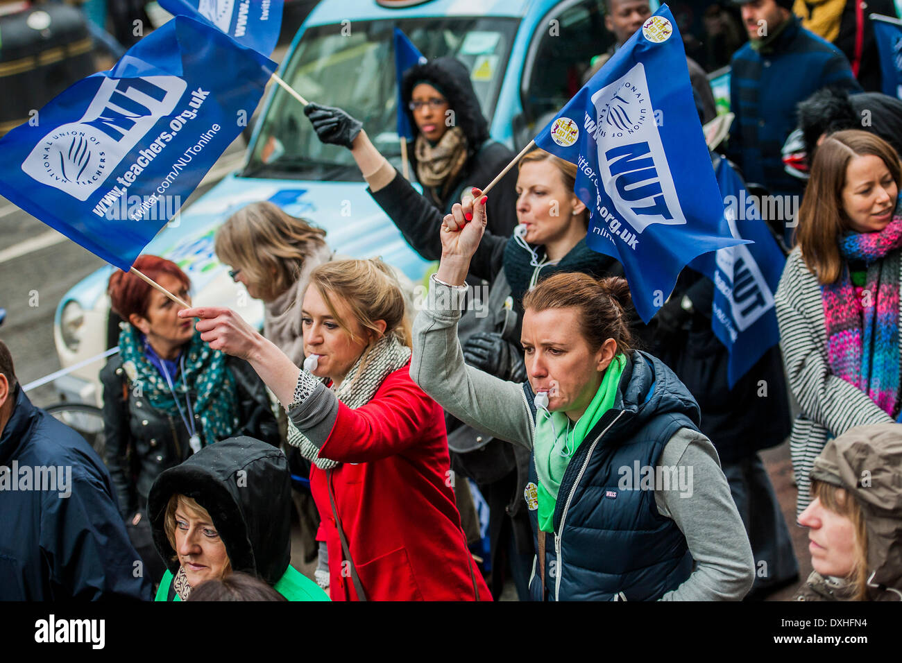 Londra, UK . 26 Mar, 2014. Il dado conduce a uno sciopero nazionale azione in Inghilterra e Galles. Marche e raduni sono detenuti in tutto il paese, compreso questo dal Broadcasting House a Downing Street, Whitehall. L'Unione afferma l'azione viene preso contro: un eccessivo carico di lavoro burocratico e; le prestazioni relative a pagamento e in difesa di un cittadino nella scala retributiva sistema; pensione sleale modifiche. Christine soffiante, Segretario Generale dell Unione Nazionale degli insegnanti, il più grande degli insegnanti' unione detta: "Insegnanti profondamente dispiaciuto per i disagi causati da questa azione di colpo per i genitori e gli insegnanti. © Foto Stock