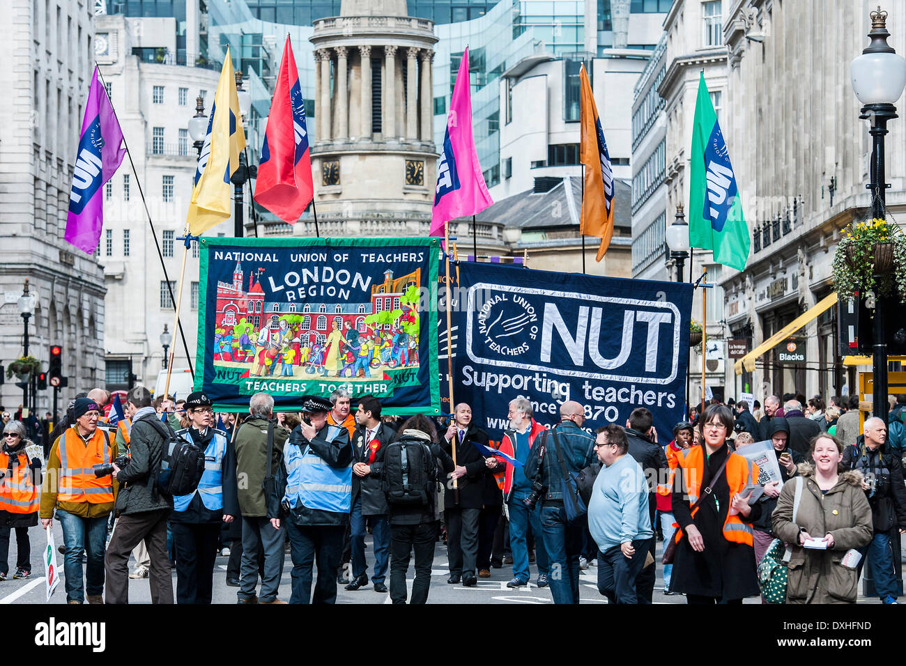 Londra, UK . 26 Mar, 2014. Il dado conduce a uno sciopero nazionale azione in Inghilterra e Galles. Marche e raduni sono detenuti in tutto il paese, compreso questo dal Broadcasting House a Downing Street, Whitehall. L'Unione afferma l'azione viene preso contro: un eccessivo carico di lavoro burocratico e; le prestazioni relative a pagamento e in difesa di un cittadino nella scala retributiva sistema; pensione sleale modifiche. Christine soffiante, Segretario Generale dell Unione Nazionale degli insegnanti, il più grande degli insegnanti' unione detta: "Insegnanti profondamente dispiaciuto per i disagi causati da questa azione di colpo per i genitori e gli insegnanti. © Foto Stock